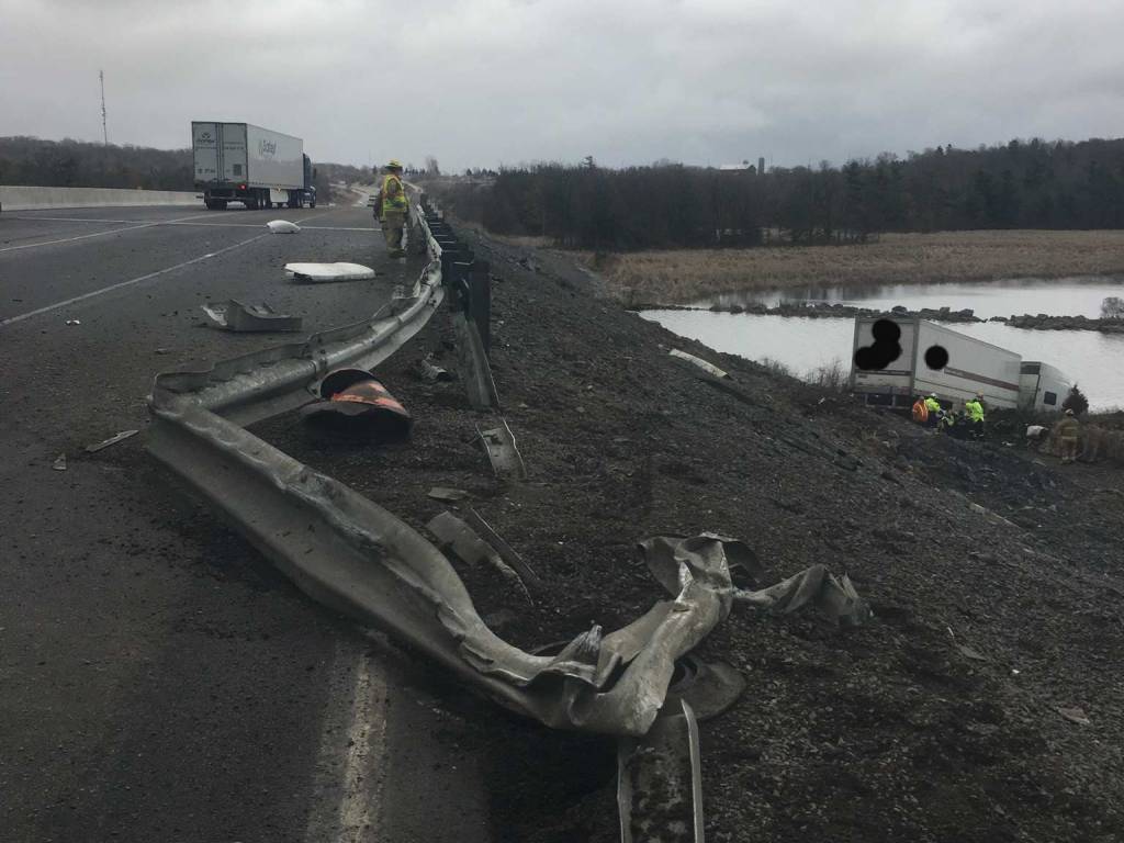 InQuinte.ca | Tractor trailer crash on 401 near Kingston sends one to ...